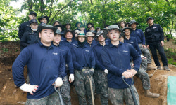 733포병대대마트 | 군 제대를 미뤘다… 포탄에 1m 깎인 734고지 유해 발굴 위해