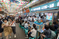 빈대떡·곱창집 옆에 힙한 카페…젊어지는 ‘광장’