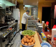 달콤한 고기덮밥, 튀긴 채소 곁들인 국밥…하루 단 50그릇