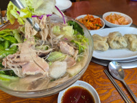 양상추·얼갈이·배 넣은 초계탕 일품…쫀득한 닭무침이 기본 반찬