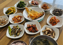 13가지 제철 해산물 안주, 동백·비파 막걸리와 찰떡궁합