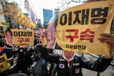 “판사 갈아치워야” “이, 깜빵 가라” 법원 주변 북새통