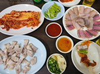 홍어회·수육, 묵은지로 돌돌 말아 쏙~ 부산 막걸리와 궁합