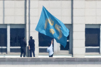헬기로 문 연 계엄사태…봉황기 내리며 일단락