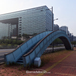 [사진공감] 판교 보도 위 이상한 육교 ＂뭐하는 물건인고?＂