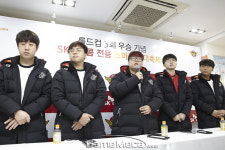 롤드컵 첫 3회 우승 기쁨 나눈다, SKT T1 팬사인회 현장