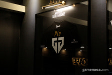 신촌에 e스포츠팀 젠지 이름을 단 PC방이 오픈했다