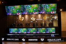 신촌에 e스포츠팀 젠지 이름을 단 PC방이 오픈했다
