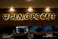 신촌에 e스포츠팀 젠지 이름을 단 PC방이 오픈했다