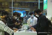 [포토] 순백의 엔젤게임즈 부스에서 빛나는 별 두 개