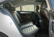 주차와 차선 이탈 방지를 스스로 하는 폭스바겐, CC 블루모션