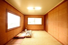 “금강송 솔잎을 침대에?”, 이사철 친환경 주택·가구 인기