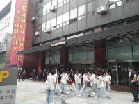 이건호 사퇴하라 계란·밀가루 던진 노조…취임식 무산