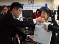 삼성전자, 서울맹학교에 시각장애 특화 스마트폰·액세서리 기증