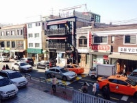 [르포] 돈 몰리는 경리단길…장사 잘돼도 대기업 들어온다 소문에 상인들 불안