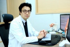 화인정형외과 영등포점 정덕문 원장 만성통증 유발하는 디스크, 슬링치료 도움