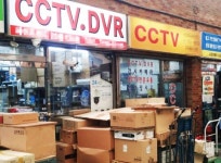 [르포] 어린이집 원장님은 화질 나쁜 B급 카메라를 찾죠…용산 전자상가 CCTV 골목 가봤더니