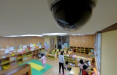[르포] 어린이집 원장님은 화질 나쁜 B급 카메라를 찾죠…용산 전자상가 CCTV 골목 가봤더니