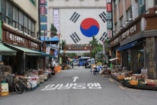 [그때 그곳 지금은]④ 경동·청과물시장, 대형마트에 밀렸지만 활기 그대로…中·日관광객 찾기도