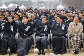 [YS 서거] 눈발 날리는 영결식…차남 현철씨 고인 생전 영상 보고 오열