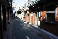[新도심 탐구] ② 낙원상가 뒷골목 익선동에서 무슨 일이? 한옥 카페와 펍, 낡은 슈퍼...예술가들의 힙한 아지트로 변모