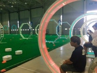 VR 헤드셋 끼고 조종하니 파일럿 따로 없네...DJI 드론 실내 비행장 가보니