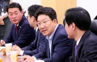 與 비주류 