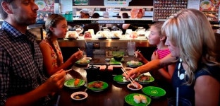 [이코노미조선] 100엔 초밥 만들어 낸 ‘초밥 로봇’…일본 회전초밥 체인점 ‘구라스시’