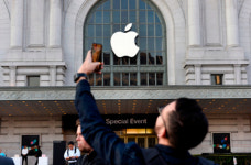 팀 쿡 애플 CEO, 자율주행차보다는 디지털 사업으로 승부…애플 뮤직 등 매출 2배로 키우겠다