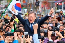 기초연금 30만원 약속…文 소득하위 70% vs 安 소득하위 50%부터