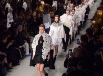 ‘럭셔리 민주주의’ 시대… 특권 내려놓은 명품, 온라인 비즈니스로 승부수