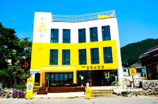 바다 보며 마시는 맥심 한잔…동서식품, 청사포 해변에 모카사진관 열어