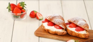 편의점 인기스타 딸기 샌드위치...한 달 새 70만개 팔려