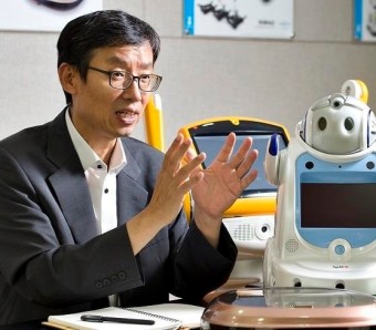 [히든챔피언] '30년 로봇인생' 신경철 유진로봇 회장