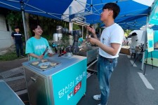 [르포] 5G가 바꾼 대학 축제 풍경… 로봇이 호떡굽고 초저지연 노래방앱 즐겨