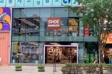 신발 격전지로 부상한 강남대로…月 7억 매출 이랜드 폴더 폐점 이유는