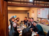 최태원 SK 회장, 하룻밤에 식당 7곳 돌며 회식 번개... 손님 줄어든 식당 돕기