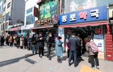 마스크 大亂 대해부... 5부제 해도 공급 부족·가격 상승 지속 이유는?