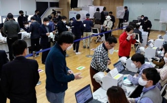 4·15 총선 사전투표 첫날 533만명 참여해 투표율 12.14%…역대 최고