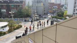 코로나 펜데믹에도 투표소 아침부터 북적…무서워도 소중한 한 표 행사