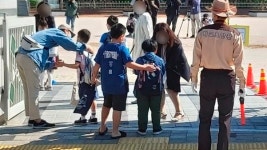 초등학교 1학년 학생들, 첫 등굣길… 아이들은 ‘설렘’ 학부모는 ‘걱정’
