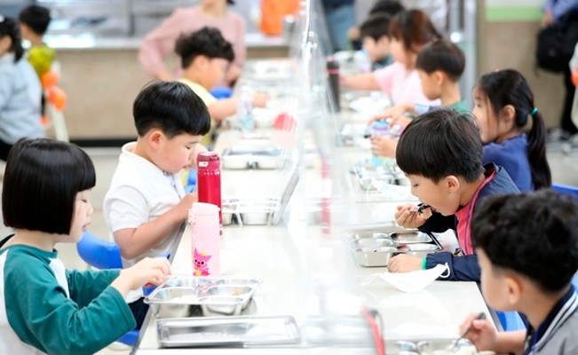 안산 유치원 집단 식중독, 99명으로 늘어 | 포토뉴스