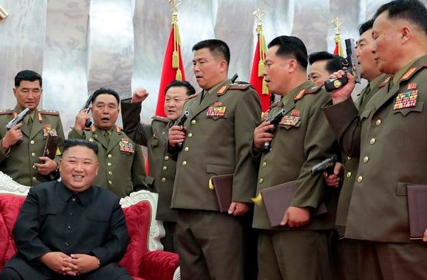김정은, 북한 파병 부대 지휘관들 격려…영웅 군대로 칭송