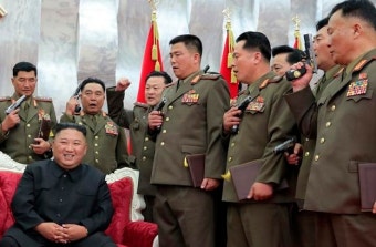 총구가 왜 김정은 방향? 하늘 향해 권총 들 때 혼자만 내린 북한군 지휘관