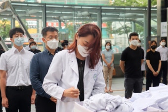 전공의, 가운 벗고 사흘째 파업 돌입… 의료공백 어쩌나