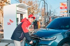 전기차 충전하려면 30분 머물 공간 마련해야 주유소, 복합공간으로 바뀐다