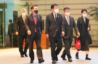 '조속한 한일정상회담' 제안에 스가 