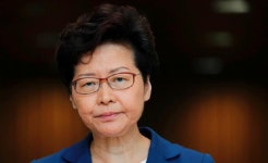 美 제재로 은행도 못 가는 홍콩 수반 집에 현금다발 수북