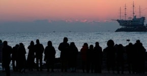 백화점·대형마트 출입시 발열체크 의무화… 정동진·남산공원 등 폐쇄