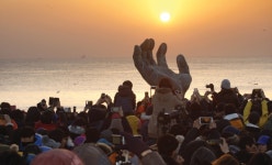 해돋이 명소 폐쇄했지만 KTX·고속버스는 이미 매진… 몰리는 인파 어떻게 막나